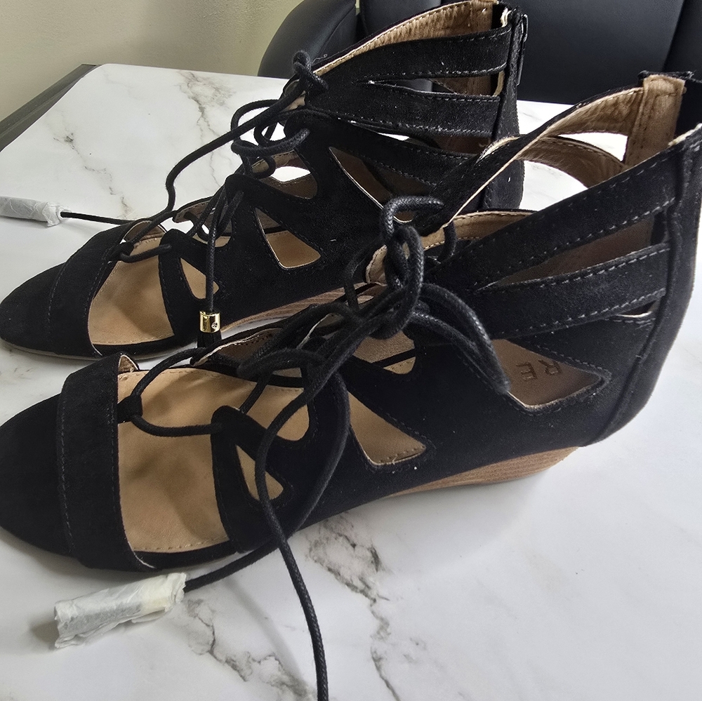 Report Black Wedge Shoes with Unique Design